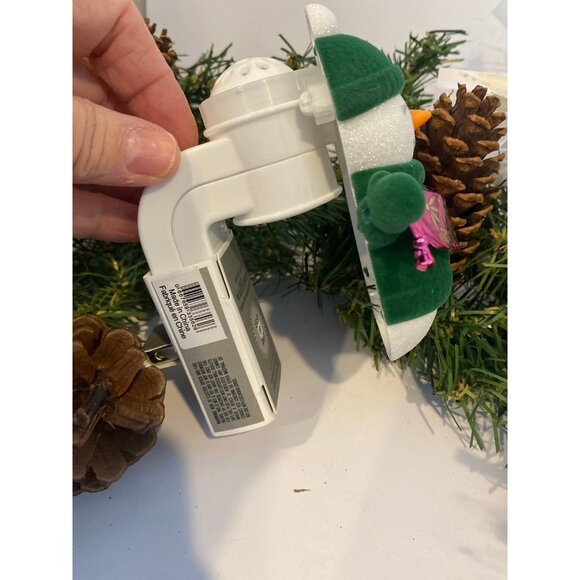 Bath & Body Works “Snowman” Feliz Navidad Holiday Light Up 24/7 Wallflower Plug - Picture 6 of 8